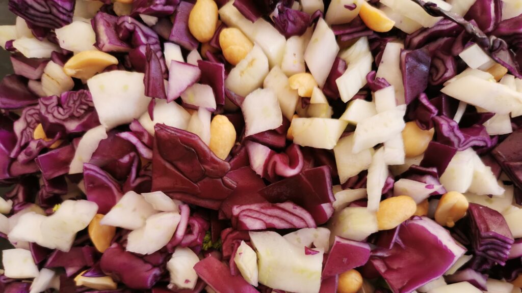 salade composée de chou rouge, fenouil et cacahuètes